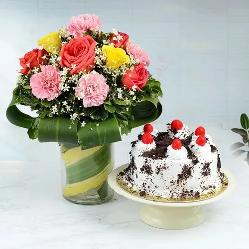 Sending marvelous strawberry cakes with rose bouquet for birthday to  Kolkata, Same Day Delivery - KolkataOnlineFlorists